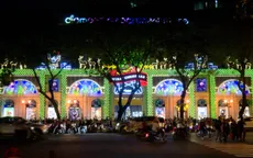 Người dân TP.HCM nô nức xuống đường đón Noel