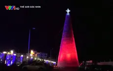 Cây thông Noel từ 120.000 vỏ chai nhựa