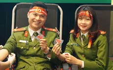Vợ chồng chiến sĩ công an cùng đi hiến máu
