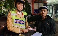 Đánh rơi điện thoại đắt tiền, người đàn ông may mắn nhận lại từ Cảnh sát 141