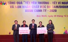 Phó Thủ tướng Vũ Đức Đam tặng quà, vé xe cho công nhân về quê đón Tết