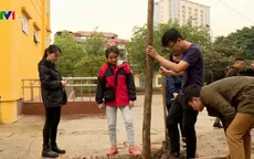 Nhóm bạn trẻ trồng cây phủ xanh Hà Nội