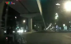 Lao nhanh vượt đèn đỏ, người đi xe máy bị ô tô húc văng ra đường
