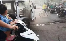 Xe đưa đón bất ngờ bốc khói mù mịt, học sinh hoảng sợ 