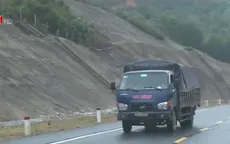 Tránh trạm thu phí, ngang nhiên chạy xe vào cao tốc chưa nghiệm thu