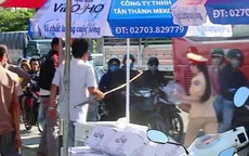 Người đàn ông cầm gậy rượt đuổi CSGT phát nước cho người đi đường