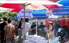 Một đối tượng rượt đuổi CSGT Vĩnh Long đang phát nước miễn phí cho người đi đường