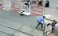 Hai nữ nhân viên gác chắn cứu cụ bà trước mũi tàu hỏa