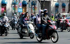 Người dân TP.HCM chống chọi với thời tiết nắng nóng kéo dài