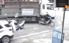 Sang đường thiếu quan sát, xe máy gây tai nạn liên hoàn