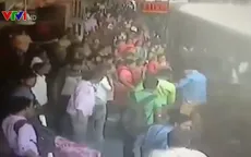 Cảnh sát Ấn Độ giải cứu thành công 2 người rơi xuống đường tàu ở Mumbai