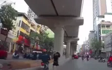 Đi vào làn đường ô tô, xe máy đâm trúng người phụ nữ bế con