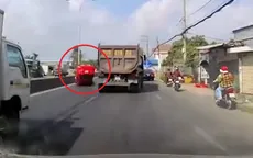 Va chạm với xe ben, ô tô 4 chỗ lật ngửa giữa đường