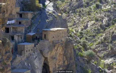 Bí ẩn tộc người sống 500 năm trên vách đá