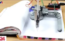 Học sinh Trung Quốc thi nhau mua robot giả chữ viết tay về làm bài tập
