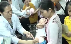 Xếp hàng đi tiêm vaccine cho con do lo ngại dịch bệnh lan rộng