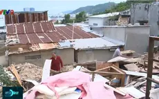 Người dân Khánh Hòa lo âu nán lại vùng sạt lở sửa nhà để ở