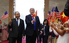VIDEO Tổng thống Mỹ Donald Trump thân thiện chào hỏi và vẫy cờ Việt Nam cùng các em thiếu nhi