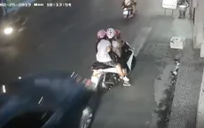 Dừng xe nghe điện thoại bị ô tô đâm