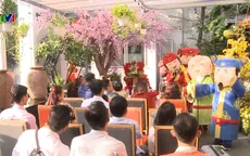 Hàng nghìn du khách xuất hành ngày đầu năm mới