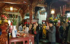 Người dân Hà Nội nô nức đi lễ chùa cầu may đầu năm
