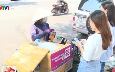 Nhiều hàng rong tại TP.HCM thanh toán không dùng tiền mặt