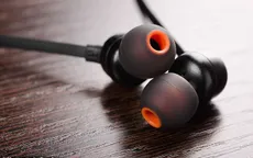 Bị điếc do đeo tai nghe nhạc đi ngủ