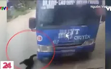 Va chạm với xe bus, em nhỏ may mắn thoát chết trong gang tấc