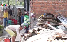 Bất chấp lệnh cấm, người dân vùng sạt lở vẫn quay về nhà