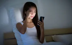 Sự nguy hiểm của thói quen ngủ thiếp khi đang cầm điện thoại trên tay