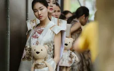 Dàn người mẫu gây chú ý khi ôm gấu bông trình diễn BST mới của Cao Minh Tiến