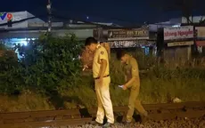 TP.HCM: Đi bộ trên đường ray, 1 phụ nữ bị tàu hỏa tông tử vong