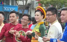 Người dân diễu hành trong trang phục áo dài