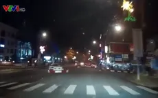Thiếu quan sát, chiếc ô tô lao vào vòng xuyến và lật ngửa