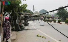 Tài xế buồn ngủ, xe đầu kéo đâm gãy cột điện trung thế
