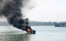 Tìm kiếm 2 người mất tích sau vụ nổ bình gas trên tàu cá
