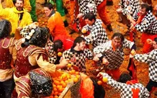 Khám phá lễ hội ném cam thú vị ở Italy