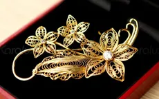 Quà tặng 8/3 "sang chảnh" với hoa cài áo mạ vàng