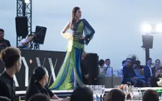Nguyễn Thị Thành làm vedette khoe catwalk điêu luyện
