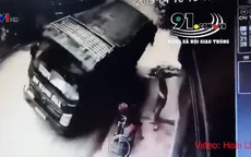 Đang nói chuyện bên đường, 2 người phụ nữ suýt bị xe tải tông