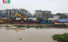 Trục vớt 2 sà lan đắm trên sông Tam Bạc (Hải Phòng)