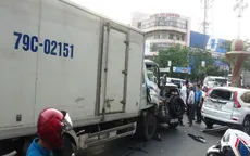 Xe tải đâm nhiều xe dừng đèn đỏ tại Quảng Bình, 2 người bị thương nặng