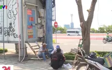 Nhiều người lao động ở TP.HCM phơi mình dưới nắng nóng gay gắt để mưu sinh