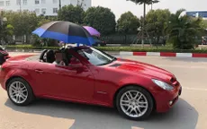 Thanh niên “cưỡi” Mercedes mui trần, che ô giữa ngày Hà Nội nóng đỉnh điểm