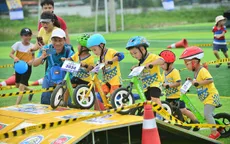 Những tay cua-rơ nhí tham gia đua xe đạp thăng bằng