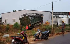 Xe container tông vào nhà dân lúc rạng sáng