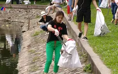 Thu dọn và tái chế rác thải với nhóm tình nguyện trong Ngày Trái đất