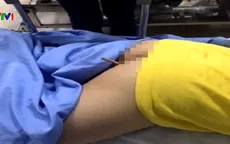 Bé trai bị bút chì đâm xuyên mông vì bạn nghịch dại