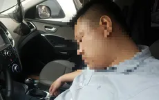 Dừng đèn đỏ, tài xế ngủ quên trong ô tô giữa phố Hà Nội