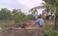 Sạt lở chia cắt đường giao thông nông thôn